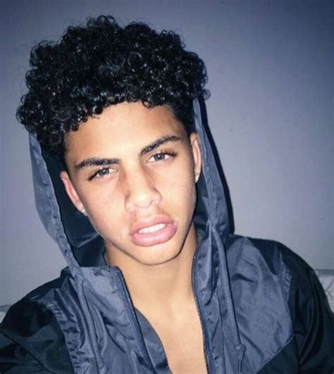 Cute boy with brown hair. 𝒑𝒊𝒏𝒕𝒆𝒓𝒆𝒔𝒕 ; 𝒄𝒒𝒎𝒊𝒍𝒍𝒆𝒆𝒆 ☻ | Curly hair styles, Light skin ...