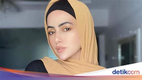 10 Gaya Hijab Sana Khan Aktris Cantik Bollywood Yang Putuskan Untuk Hijrah