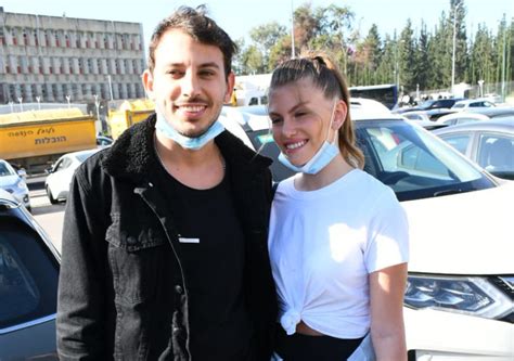 דיבוב עברי, מפיקה, שחקנית, תסריטאית. טיילור מלכוב בהצצה לחדר המיטות שלה ושל לירן דנינו | TMI