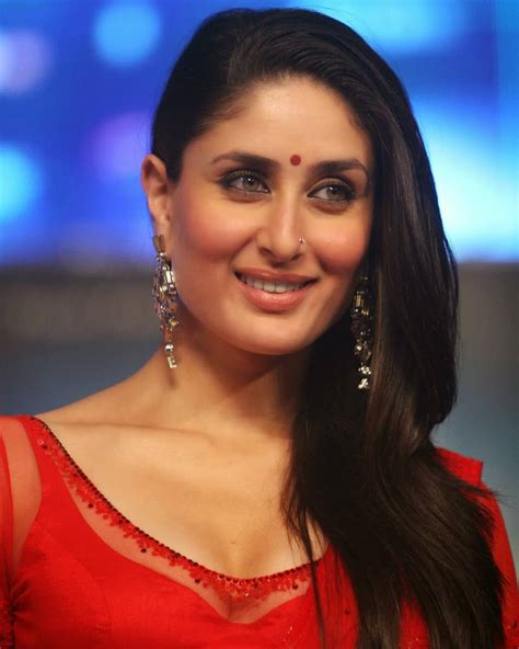 Red Hot Kareena Kapoor Shows Her Hot Curves In Saree