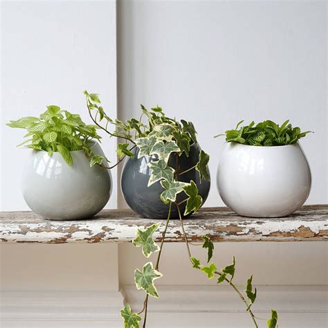 The marble design of these outdoor plant pot is sure to add some brightness to your home and garden decor. Ceramic Wall Hanging Plant Pot | Hanging plant, Light gray ...