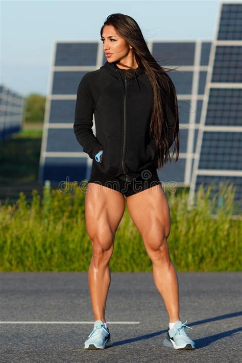 Saligner Supermarché éduquer Female Muscle Legs Plante Audessus De La