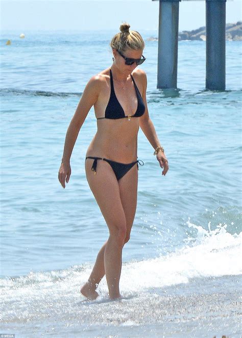 Gwyneth Paltrow Shows Off Her Trim Physique In Bikini Daily Mail Online