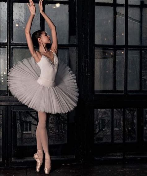 Jeune Danseuse Faisant Des Pointes En Danseuse Classique Poses