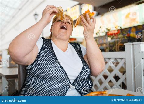 Mujer Gorda Comiendo Pizza Comida Insalubre Foto De Archivo Imagen De Comer Coma