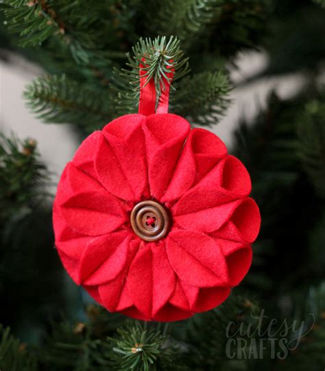 Christmas is almost here and there's no better way to get into the festive spirit than making your own decorations! Poinsettia Felt Christmas Ornament - diycandy.com