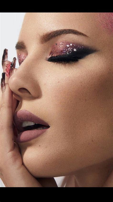 Halsey is getting a few things off her chest after being snubbed once again by the grammys. Halsey, 2021 | Gerçekler