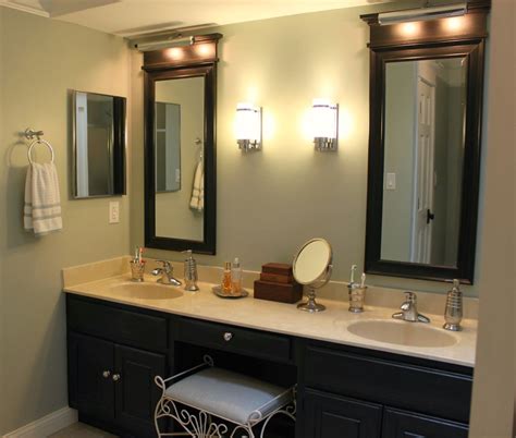 This nice bathroom mirror idea looks so modern despite it has a basic rustic vanity. diy vanity mirror ikea uk #diyvanitymirrorideas | Light ...