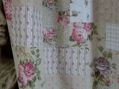 Osez le changement, et redécorez votre intérieur. rideaux fleuris assortis au boutis de rose et de feuillage