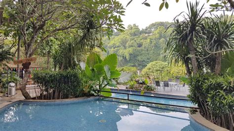 Luxuriously comfortable 42 sqm executive suites offer a separate bedroom with king bed and living area, bathroom with bathtub, remarkable views of semarang city and pool, and private balcony. Oak Tree Emerald Hotel Semarang - Phinemo.com