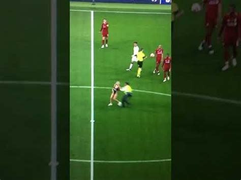 Champions league pitch invader 2019 vitalyzdtv's girlfriend, kinsey wolanski, kinsey_sue, invaded the champions league final. Champions League Final 2019 Streaker - YouTube