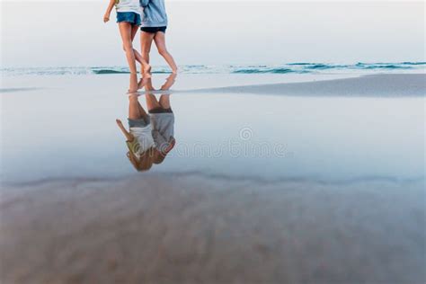 Paar Zwei Lesbische Frauen Die Verliebt Auf Einem Lgbt Strand Laufen Stockfoto Bild Von