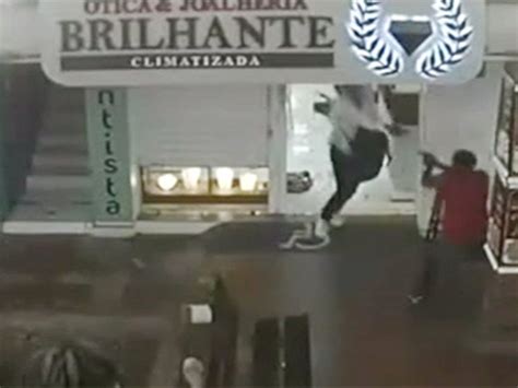Portal Elias Lacerda Vídeo Mostra A Troca De Tiros Entre Policial E Bandidos No Centro De Teresina