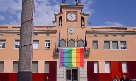 May 23, 2021 · en santa coloma el hombre fallecido en la estatua del dinosaurio llevaba dos días fuera de casa la víctima tenía 39 años y habría entrado en la figura buscando. Whores Santa Coloma de Gramenet,