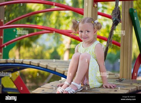 Glücklich Kleine Mädchen Spielen Fröhlich Auf Spielplatz