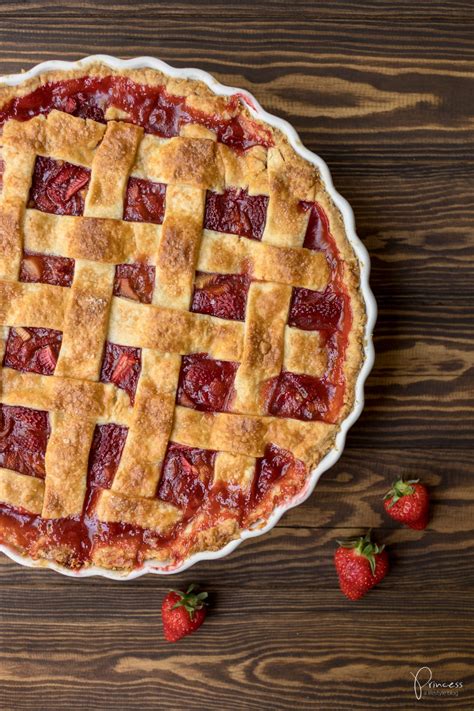 Auf meinem blog findet ihr schon über 20 leckere rezepte mit dem frühlingsgemüse. Erdbeer Rhabarber Pie Rezept | Food Blog Princess.ch