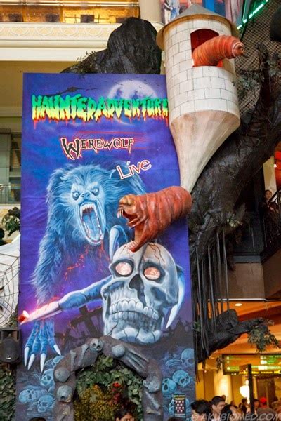 Hiasan pentas yang terletak didalam pameran kereta. Sejuk berlari lari ke Genting Highlands