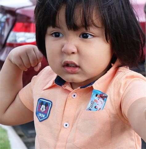 Dua tiga kucing berlari (2010) genre : Dua, tiga kucing berlari, tengok tu baju tak lipat lagi ...