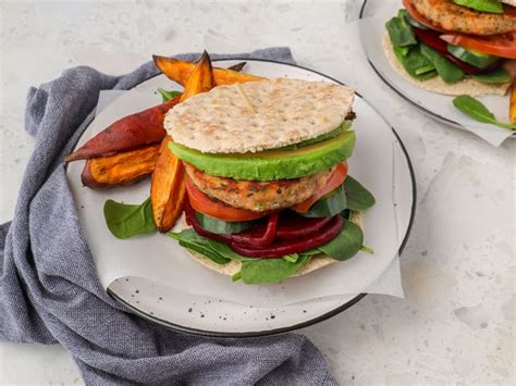 A Quick And Tasty Low Carb Salmon Burger Recipe Mumlyfe