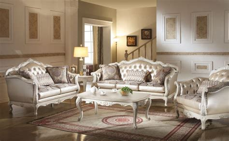 At rooms to go, we carry a varied inventory of bedroom furniture to help you create the best atmosphere for comfort. ¿Cómo lograr una decoración de interiores con color dorado ...