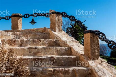 舊石樓梯和欄杆的形式鏈 照片檔及更多 入口 照片 入口 古老廢墟 古老的 Istock