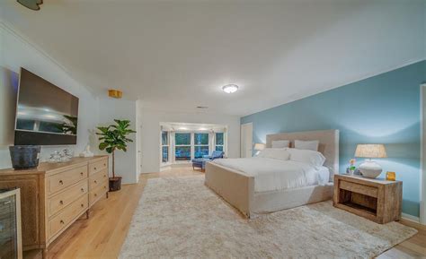 When selena gomez owned this beautiful calabasas, california mansion, she was partial to a bright purple bedroom. Selena Gomez Bedroom Pics - Selena Gomez Instagram