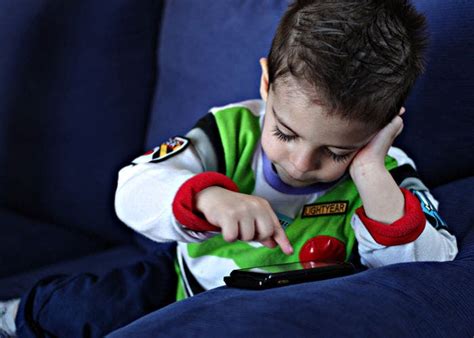 Colorear dibujos de cholo | nino jugando videojuegos de computadora para pintar y colorear. Android 4.4 KitKat, bueno para los videojuegos