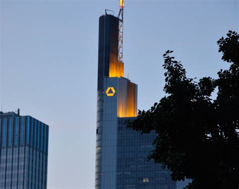 Auf dieser bank von stein will ich mich setzen ↗ schillertelliv 3. die story im WDR Commerzbank, die Bank an Ihrer Seite