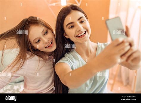 hübsche junge mädchen spaß unter selfies stockfotografie alamy