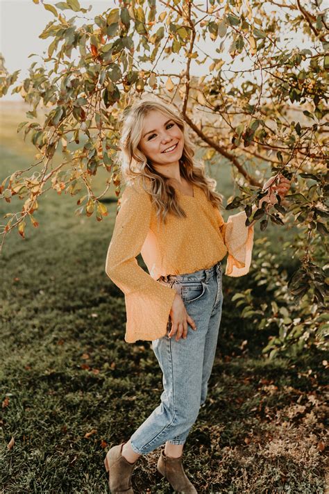 Fun Girly Sunset High School Senior Photos At Golden Hour Cute Senior Outfit Ideas With