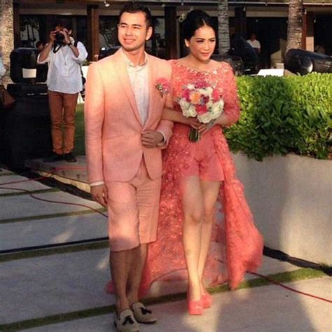 Dalam catatan yang diunggah di instagram @raffinagita1717 tersebut, pasangan. baju-pernikahan-nagita-raffi - Nyata