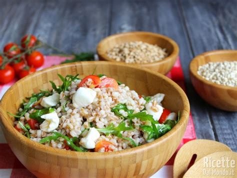 Vi basterà qualche bella foglia di basilico, pinoli, pecorino, olio e aglio per prepararvi in casa un ottimo pesto! Insalata fredda di orzo, farro e grano | RicetteDalMondo