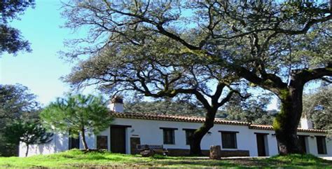 La localidad dispone de hoteles de todas las categorías, casas rurales, camping y albergue juvenil, así como una oferta gastronómica que se. Finca con Casas Rurales en la Sierra de Aracena, Huelva