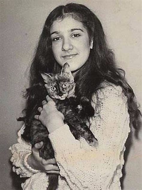 La chanteuse partage un tendre cliché avec rené angelil, datant d'il y a 25 il y a déjà 40 ans… photo céline dion jeune adolescente : A young Celine Dion. | Celine dion, Celebrities with cats ...