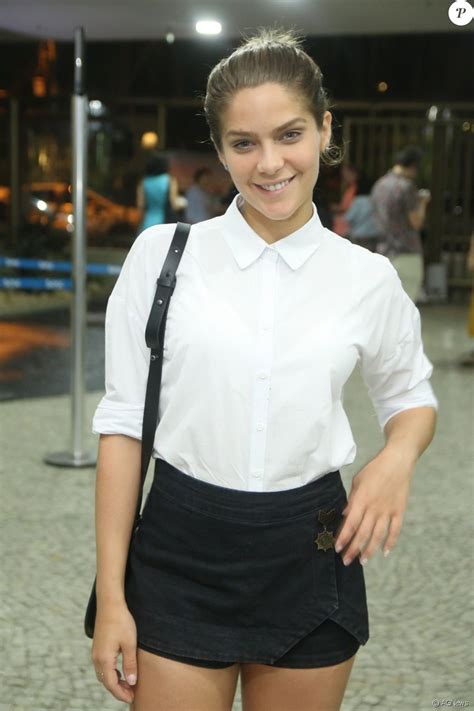 A atriz publicou uma série de stories falando . Isabella Santoni dispensa maquiagem para conferir peça no Rio. Fotos! - Purepeople