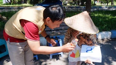 Apel mengandung serat yang larut dalam air, asam organik, dan kalium. DQ Berbagi Makanan Untuk Dhuafa dan Ojol | Republika Online