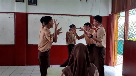 Pola lantai ini juga menyiratkan simbol atau makna misalnya pada pola lantai tari saman yang berupa garis horizontal yang adalah perlambang hubungan manusia dengan sesama manusia. Pola Lantai.. Seni Tari(2) - YouTube
