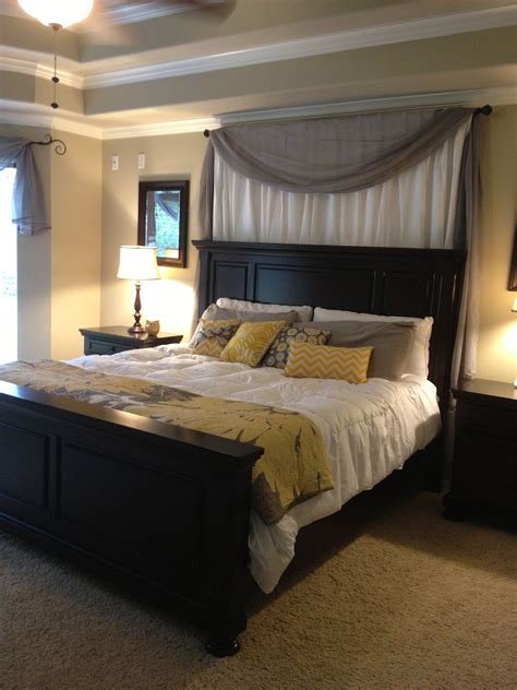 The supersized bespoke bed in the center of the modern master bedroom makes this this grey and white minimalist bedroom is proof that you don't need a lot of stuff to make a modern master bedroom. White grey yellow master bedroom | Yellow master bedroom ...