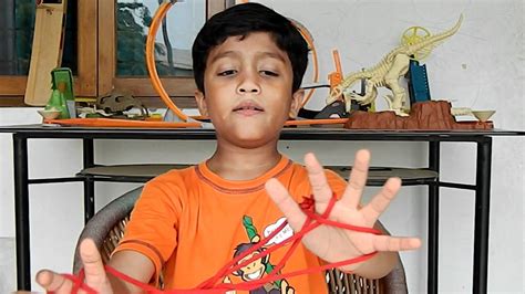 Relive your fond childhood memories by making some fun shapes out of string! Niloy Biswas - Cat's Cradle String Tricks.MOV - YouTube