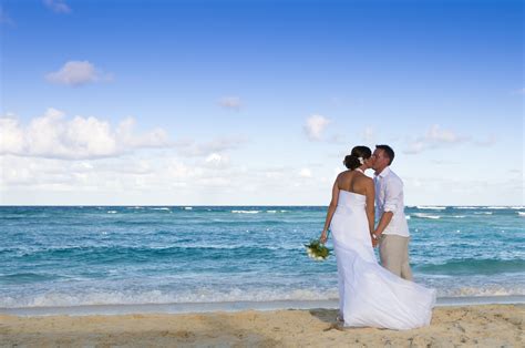 A beach wedding doesn't require any elaborate decorations. Travel Cafe » Destination Wedding