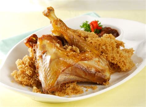 Biasanya, ayam yang sudah dicuci akan diungkep terlebih dulu dalam bumbu kuning, kemudian digoreng hingga matang. Aneka Resep Ayam Goreng Bumbu Kuning Gurih Kriuk ...