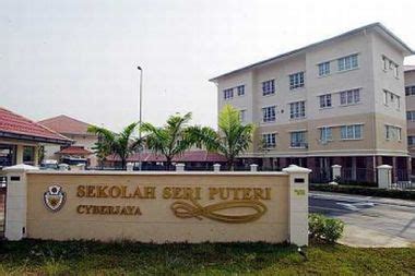 Ustazah norizah giving her full comitment to entertained me. Blog WadiDagang: Sekolah Terbaik SPM 2012 Seluruh Malaysia