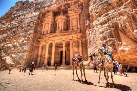 Güneybatısında, kızıl deniz'deki akabe körfezi'nde. 10 Astounding Facts about Petra, Jordan - History Lists