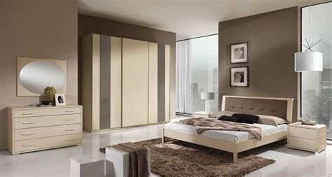 Specchio rotondo elegante nel telaio di legno sopra la tavola di console operata con i fiori in vaso in camera da letto d'avangua. Risultati immagini per colorare parete camera da letto ...