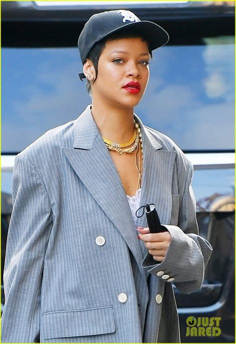 Photo Rihanna Shows Off Her Long Legs While Out In Nyc 04 Photo