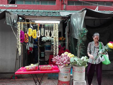 Bunga melur banyak digunakan dalam perubatan terutamanya dalam perubatan ayurveda oleh masyarakat india. Melaka | Asyiknya si penggubah bunga
