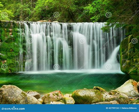 See Emerald Waterfalls Forest Landscape Stockfoto Bild Von Bewegung