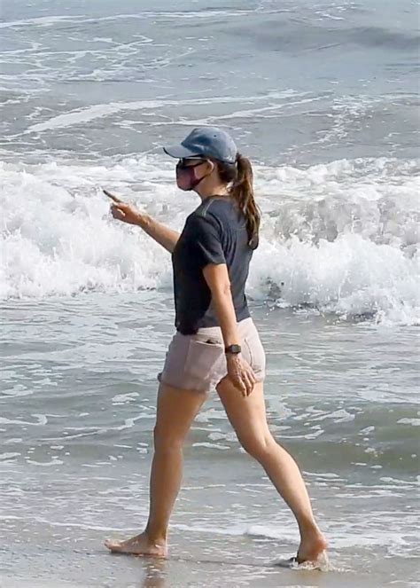 Jennifer Garner In Shorts Out On The Beach In Malibu Hawtcelebs