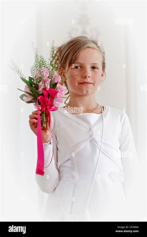 Niña De 9 Años En Un Blanco Vestido De Primera Comunión La Celebración