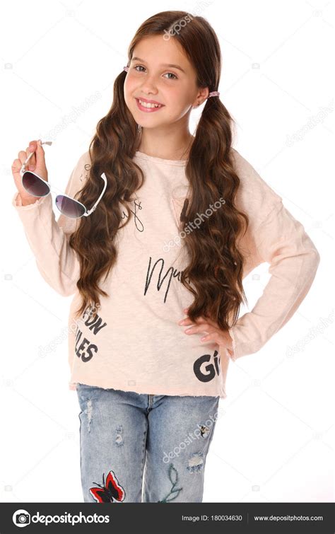 portrait belle jeune adolescente brune heureuse jean bleu l adorable préadolescent image libre